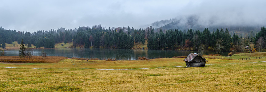 AlpineLakeGeroldee或WagenbruuchseeBavaria德国巴伐利亚秋天雾和细雨的一天图片穿梭季节天气农图片