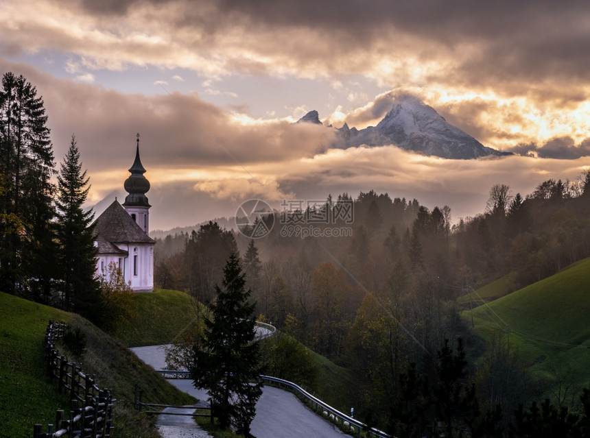在巴伐利亚的秋天清晨与小著名的MariaGern朝圣教堂现建于17080年和德国Berchtestesgaden的Watzman图片