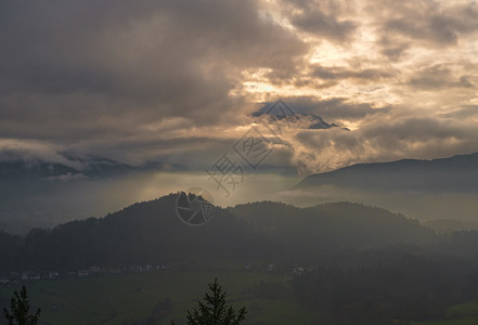 Berchtestesgadener陆地和Watzmann山的环形碎片从Marxenhohe观点的反光云化看德国巴伐利亚预产物背景