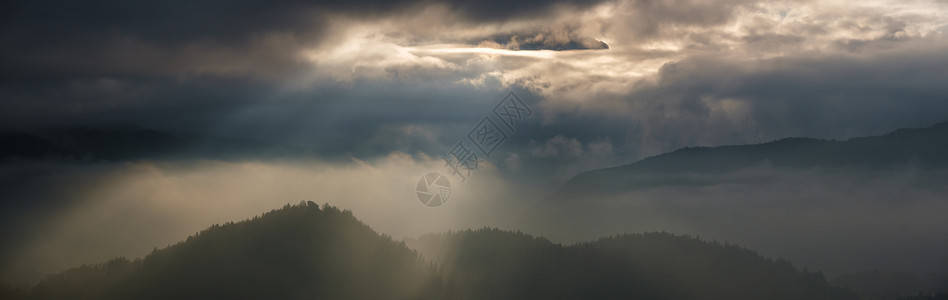 Berchtestesgadener陆地和Watzmann山的环形碎片从Marxenhohe观点的反光云化看德国巴伐利亚预产物背景