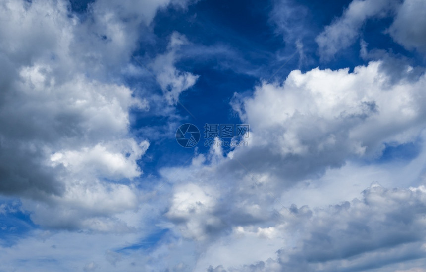 蓝天空中的白毛云夏季天气背景良好图片