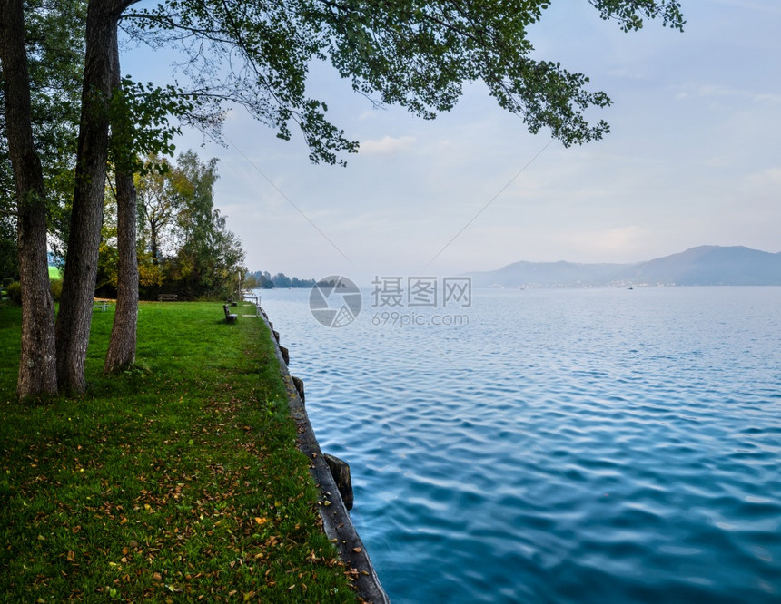 秋天阿尔卑斯山脉湖特西风景上奥地利Salzkammergut全景图片