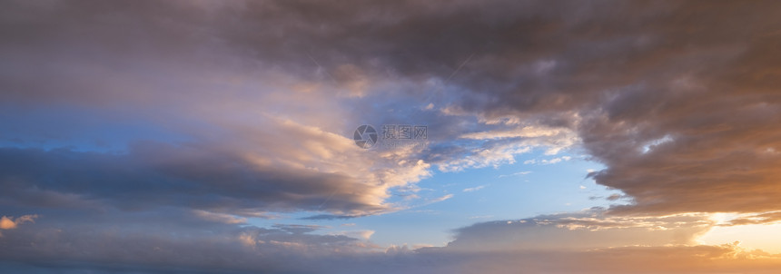 夏季日落的天空全景有羊毛紫色的云晚上黄昏天气良好自然背景图片