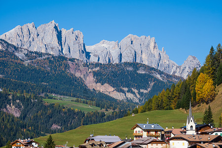 秋天阿尔卑斯山多洛米特景莫埃纳意大利苏迪罗尔和平的岩石山顶风景图片