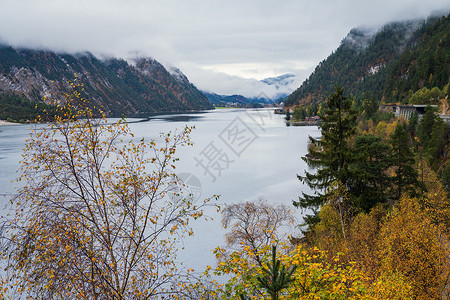 阿尔卑斯州蒂罗奥地利山高秋天湖Achensee摄影旅行季节和自然美景概念场背景图片