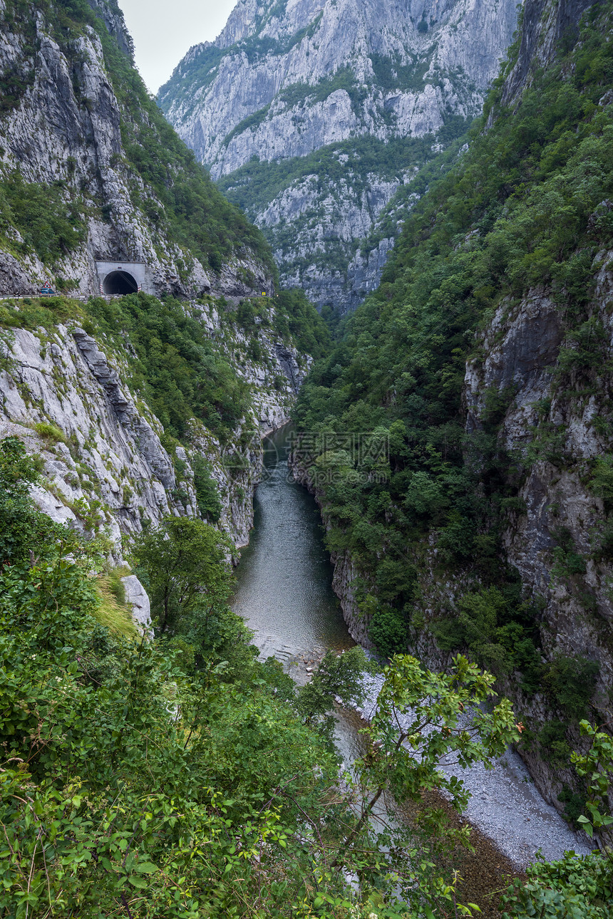 莫拉卡河峡谷Platije是黑山最美的峡谷之一夏季山黄旅行和自然美景图片