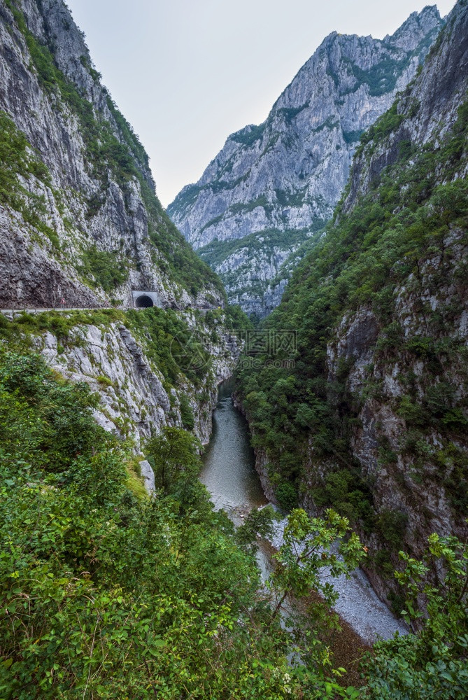 莫拉卡河峡谷Platije是黑山最美的峡谷之一夏季山黄旅行和自然美景图片