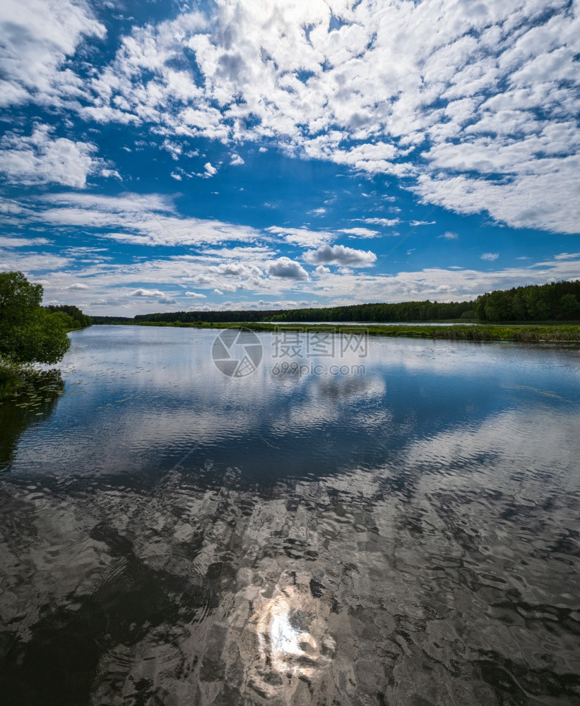 夏季光滑的平原湖泊阳光和云层反射图片
