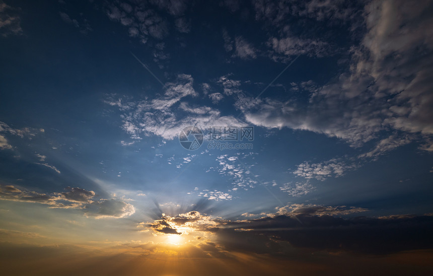 夏天的日落空全景满是羽毛多彩的云图片