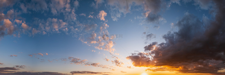 夏日落天空高清晰度全景有羊毛色彩多的云晚上黄昏天气良好自然背景图片