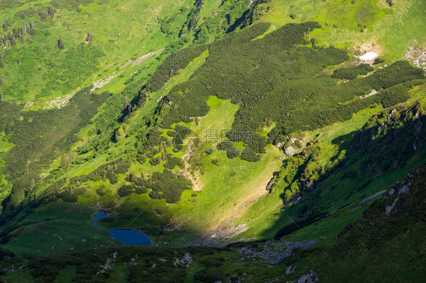 夏季山景中有小湖在远处从乌克兰喀尔巴阡山的MarmarosPipIvan山观看图片