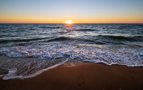 海滨日出清晨天空明亮太阳照耀地平线图片