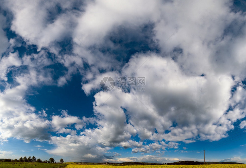 青蓝天空中的白积云在春强暴种子夜间田地和农村山丘的高分辨率背景自然季节天气候农村美容概念高分辨率场景图片