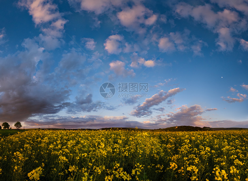 春种黄昏月亮和农村山丘有阴云的日落天空自然季节天气候农村美景概念高清晰度图片