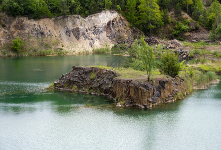 巴扎尔托夫夏季Basalt支柱地质保护区和乌克兰里夫内地区Kostopil区Basaltove湖背景