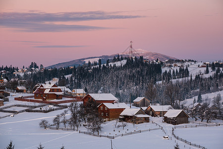 高山村和冬季日出雪山附近沃罗嫩科喀尔巴阡乌克兰图片