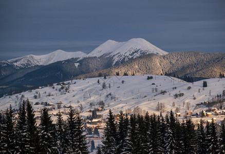 小高山村和冬季雪在日光照之下沃罗嫩科喀尔巴阡山乌克兰背景图片