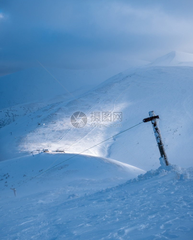 昨晚的阳光下雪覆盖了山坡高滑雪胜地德拉戈布特乌克兰喀尔巴阡山脉的景象中风云大黄昏图片