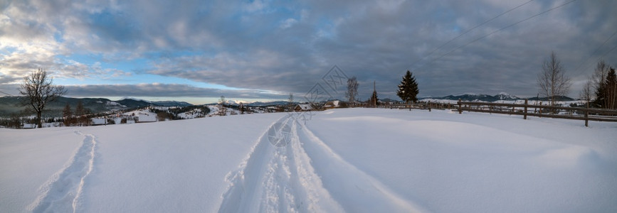 小高山村和冬季雪在日出之初的阳光下Voronenko喀尔巴阡山乌克兰背景图片
