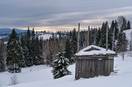 小高山村和冬季雪在最后的日落阳光下沃罗嫩科喀尔巴阡山乌克兰背景图片