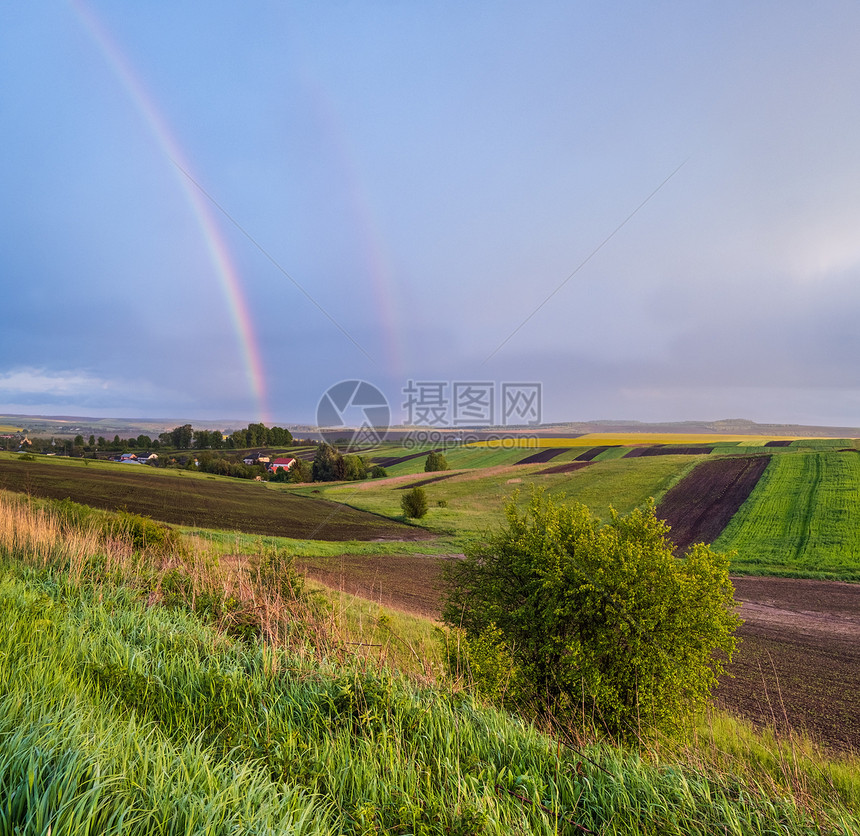 春种和小农田经过雨夜观有彩虹和农村山丘的阴云般日落天空自然季节天气候生态农业村美貌概念图片