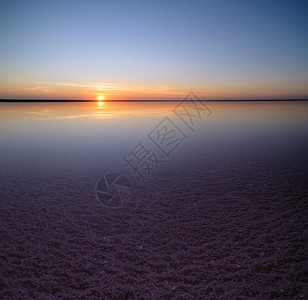 阿拉巴特乌克兰热尼切粉红极咸湖日落由带有晶状盐沉降物的微藻染色乌克兰背景