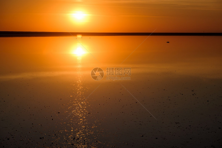 乌克兰热尼切粉红极咸湖日落由带有晶状盐沉降物的微藻染色乌克兰图片