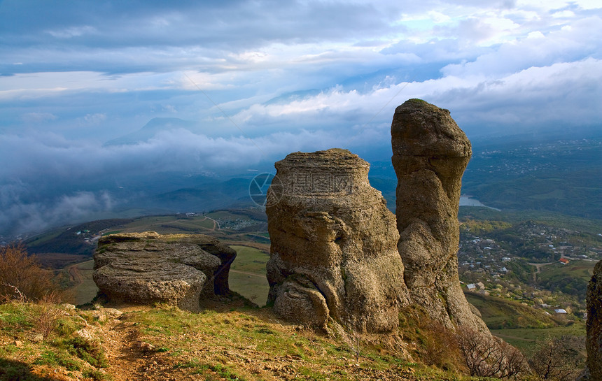 洛基山脉风景乌克兰里米亚Demerdzhi山Demerdzhi附近幽灵谷图片