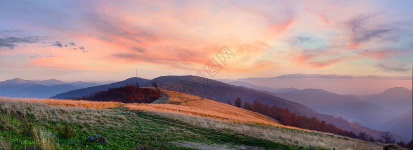 秋天日落山全景喀尔巴阡山乌克兰图片
