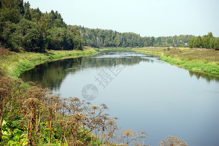 俄罗斯莫科地区的干草和莫斯科河图片