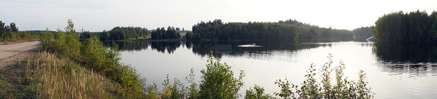俄罗斯莫科地区森林湖全景图片