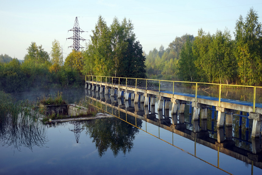 俄罗斯莫科地区湖上混凝土桥图片