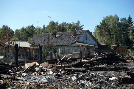 俄罗斯村烧焦房屋图片