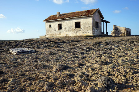 北塞浦路斯Kochuram角的弃置房屋图片