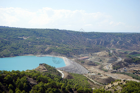北塞浦路斯山区大坝和湖泊图片