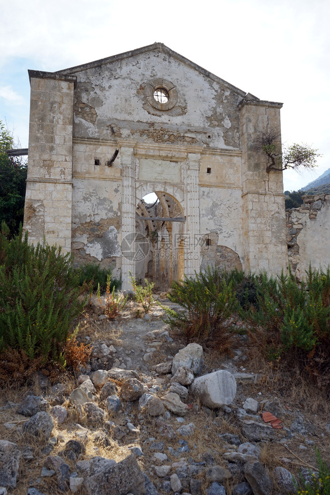 北塞浦路斯西奈卡尔亚基雷尼附近Kyrenia的西奈KarsiyakaKyrenia修道院被毁坏的教堂图片