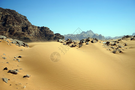 约旦WadiRum沙漠的丘图片