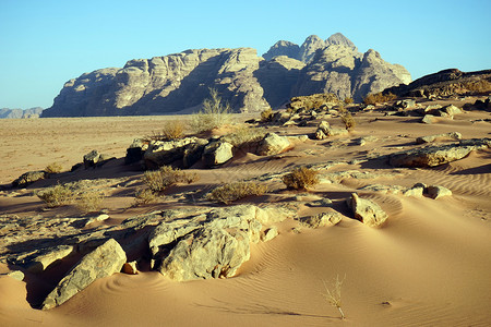 和在WadiRum沙漠中图片