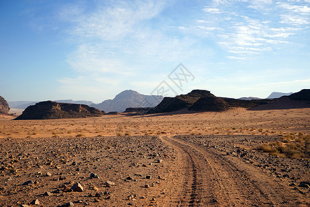 约旦WadiRum沙漠的铁轨图片