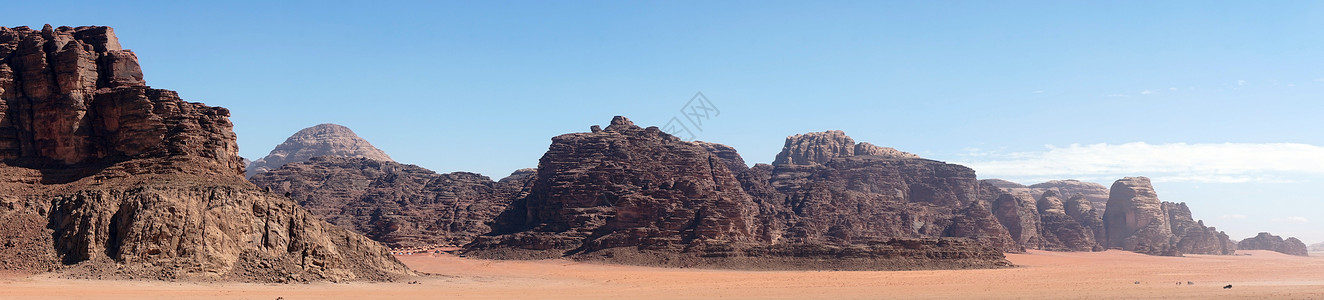 约旦WadiRum沙漠山脉全景图片