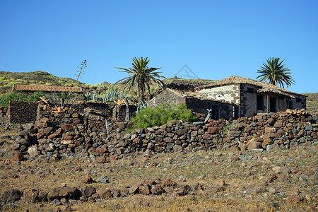 西班牙LaGomera岛被毁坏的房屋图片