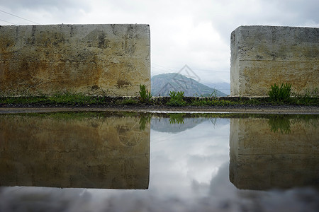 山路上的混凝池和土墙图片