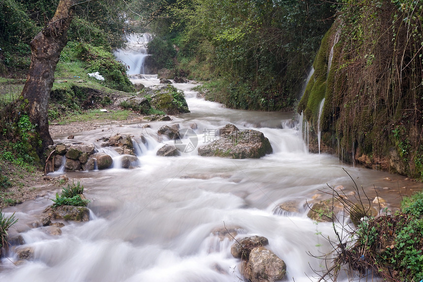 北黎巴嫩的小型瀑布图片