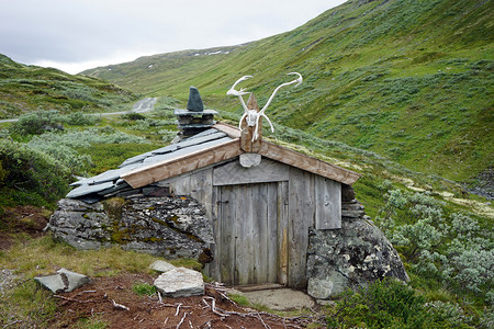 挪威小型木屋和泥土小路图片