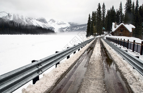 冬季落基山的翡翠湖旅馆图片