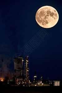 萨斯喀彻温之夜的炼油和超月图片