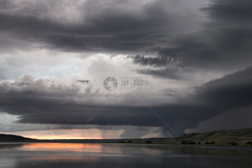 加拿大萨斯喀彻温省日落湖图片