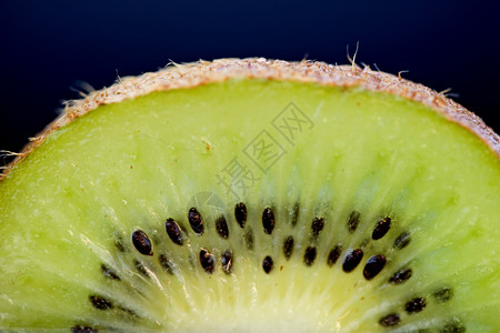 Kiwi水果公司摄影棚拍关闭绿色背景图片