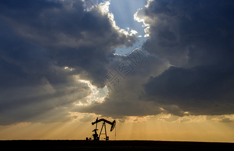 Prairie风暴云萨斯喀彻温省油泵插车背景图片