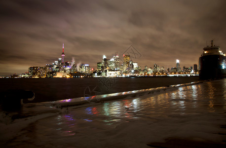 多伦波尔森码头冬季冰雪风暴天线城市背景图片